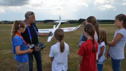 Bild: dob
Peter Lindner ist ein erfahrener Fluglehrer und erklärte den Kindern alles, was sie über die Hobby-Fliegerei wissen mussten, bevor sie selbst zum Piloten wurden.