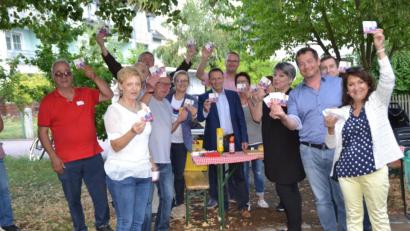 Bild: hcz
Die Genossen plaudern am "Roten Grill" des SPD-Ortsvereins Rothenstadt/Konradshöhe.