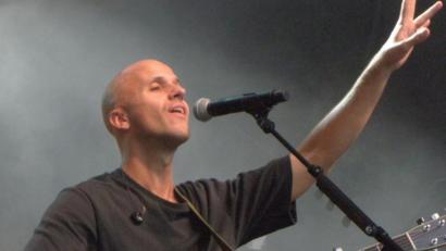 Bild: Wilhelm Amann
Milow gibt den Ton vor, und die Fans singen im Gemeinschaftschor. Seine lockere, fröhliche Stimmung überträgt sich schnell auf das Auditorium.