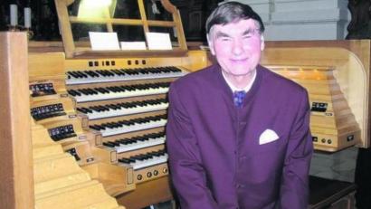 Archivbild: nt/az
Günther Kaunzinger (Würzburg), Titularorganist, am Spieltisch vor dem Altar der Waldsassener Stiftsbasilika.