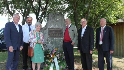 Bild: pi
Albert Kick (rechts) legt mit Monsignore Andreas Uschold, Fürst Jaroslav Lobkowicz, Fürstin Elisabeth von Lobkowicz, Waldthurns Bürgermeister Josef Beimler und zweitem Bürgermeister Josef Woppmann am Gedenkstein einen Kranz nieder.