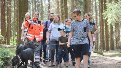 Bild: Gabi Schönberger
Yvonne Joneitis erklärt den Kindern, wie Hunde kommunizieren.