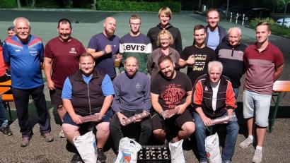 Bild: bsc
Gruppenbild nach dem Hobbyturnier: Organisator Andreas Streim (mittlere Reihe, rechts) gratulierte der Siegermannschaft aus Bärnau (vorne) sowie den Vertretern der einzelnen Mannschaften.