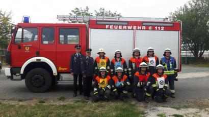 Bild: öt
Mit Erfolg legte eine Löschgruppe der Neusorger Feuerwehr die Leistungsprüfung Ü40 ab. Die Prüfer Kreisbrandmeister Alois Schindler (stehend von links) und Kreisbrandinspektor Otto Braunreuther bestätigten Kreisbrandmeister Peter Prechtl, Heribert Schraml, Roland Etterer, Martin Heinl und Christian Heinl sowie Martin Schreyer (vorne von links), Florian Heinl, Richard König und Alexander Veigl eine tadellose Leistung. Nicht mit im Bild der weitere Prüfer Alfred Vogel.