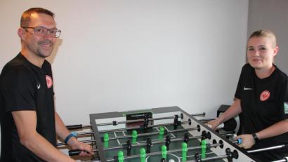 Bild: kro
Yvonne Kubelke (rechts) trainiert mit ihrem Ehemann Ronny, der früher selber in der 2. Bundesliga spielte, am heimischen Kicker-Tisch.