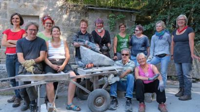 Bild: nm
Verena Reimann (rechts) kennt den Flossenbürger Granit inzwischen sehr gut. Was ihre Kursteilnehmer aus dem Gestein machen, wird am kommenden Freitag ab 17.30 Uhr im Plattenbergsteinbruch in der Waldkirchner Straße zu sehen sein.