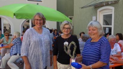 Bild: Margarete Hirsch
Maria Weiß und Hildegard Gallitzendörfer dankten Edeltraud Forster (von links) für ihren sehr informativen Vortrag.