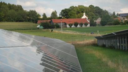 Bild: Portner
Bislang gibt es im Raum Oberviechtach nur einen Solarpark (Bild) mit einer Nennleistung von 1,3 Megawatt. Wenn der neue Park realisiert wird, kommen 7 Megawatt dazu.