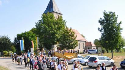 Bild: es
Nach dem Gottesdienst nehmen viele an der Prozession mit dem Allerheiligsten durch die Ortschaft Kleinchwand teil.