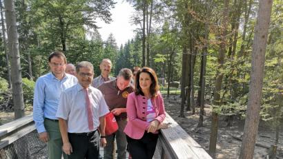 Bild: exb
Martin Schöffel (links), Bürgermeister Franz Tauber, Betreiber Eckard Mickisch und Ministerin Michaela Kaniber (rechts).