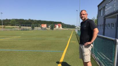 Bild: roa
Jürgen Zweck, Vorsitzender des SV Raigering, steht auf dem Kunstrasen im Pandurenpark.