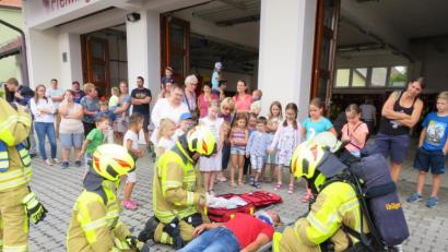 Bild: adj
Bei einer Einsatzübung erleben die Kinder die vielfältigen Aufgaben der Feuerwehr.