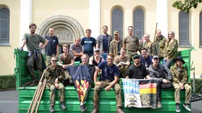 Bild: hcz
Stolz auf das erfolgreich beendete Jugendzeltlager: Martin Lukas (vorne, Dritter von links) mit dem Auf- und Abbautrupp.