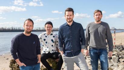 Bild: Daniel Bockwoldt
Kristoffer Hünecke (l-r), Jakob Sinn, Johannes Strate und Niels Kristian Hansen an der Elbe bei Övelgönne.