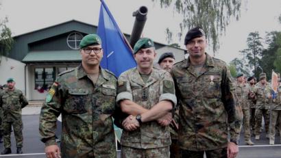 Bild: Virginijus Stonys/Iron Wolf Brigade/Verteidigungsministerium Litauen
Handschlag auf den Kommandowechsel: Oberstleutnant Rouven Habel aus Bad Salzungen (von links), der Kommandeur der litauischen „Iron Wolf Brigade“, Oberst Mindaugas Steponavicius, und Oberstleutnant Peer Papenbroock aus Pfreimd.