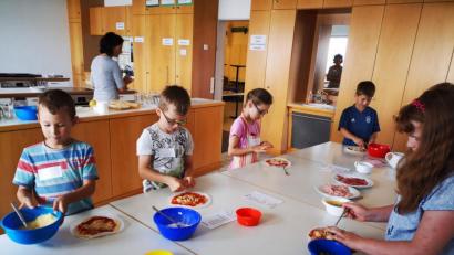 Bild: stn
Mit Eifer belegten die Kids ihre Pizza.