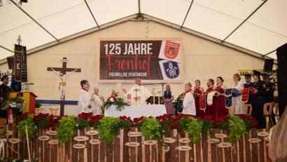 Bild: bnr
Im herrlich geschmückten Festzelt zelebrierte BGR Pfarrer Hans Bauer den Festgottesdienst zum 125jährigen Jubiläum der Feuerwehr Fronhof.