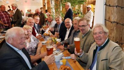 Bild: Gerhard Götz
Mit einem Frühschoppen bei Weißwurst-Essen und Blasmusik feierte Burkhard Graf Beissel von Gymnich (vorne rechts) seinen 65. Geburtstag.