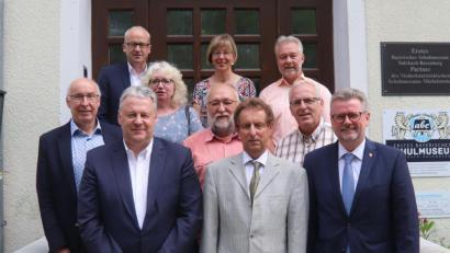 Bild: rlö
Das Erste Bayerische Schulmuseum arbeitet weiter unter der bewährten Führungsmannschaft mit 1. Vorsitzendem Herbert Übelacker, 2. Vorsitzendem Bürgermeister Michael Göth und 3. Vorsitzendem Landrat Richard Reisinger.
