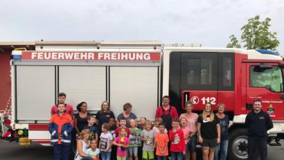 Bild: ern 
Die Vorschulkinder besuchten die Feuerwehr Freihung. Stellvertretender Kommandant Richard Pröm (stehend, Fünfter von rechts) erläuterte mit seinen Helfern den kleinen Gästen alles rund um das Thema Brandschutzerziehung. Begleitet wurden die Buben und Mädchen vom Kindergartenteam unter der Leitung von Christine Götz (kniend, links).