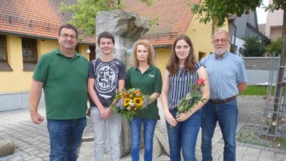 Bild: mad
Schützenmeister Michael Forster (links) und Bürgermeister Hans Graßl (rechts) gratulieren Doppel-Landesmeisterin Anja Lehneis (Mitte) und den beiden Jungschüzten Theresa Blab und Lukas Ried zu ihren Ergebnissen.