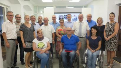 Bild: jzk
Bürgermeister Werner Nickl (links) zeigte den kommunalen Behindertenbeauftragten das sanierte Kemnather Rathaus. Das Treffen leitete Reinhard Schön, Behindertenbeauftragter des Landkreises Tirschenreuth (stehend, Vierter von rechts).