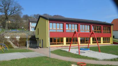Archivbild: fz
Der Kindergarten wird umgebaut. Der Anbau schließt sich links entlang bis hin zum Hang und an der Rückseite des Gebäudes an.