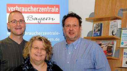 Bild: Stephan Huber
Energieberater Florian Urmann, Leiterin Marion Gaksch und Versicherungsexperte Curt Frings (von links) beim Jahresgespräch der Verbraucherzentrale.