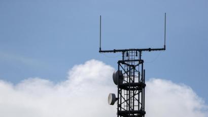Bild: Jan Woitas
Ein Mobilfunkmast steht an einer Autobahn. Foto: Jan Woitas/Archivbild