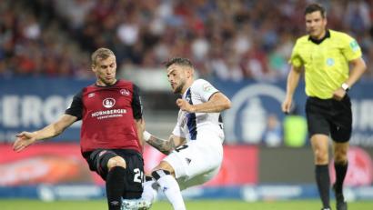 Bild: agentur_dpa
Lukas Jäger (links) foult den Ex-Nürnberger Tim Leibold. Den folgenden Freistoß versenkte Sonny Kittel zum 2:0 für den HSV.
