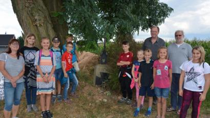 Bild: jr
Pater Benedikt Leitmayr (rechts) und Robert Janke (2. von rechts) brachten den Kindern die Geschichte der Feldkreuze und der dort gepflanzten Bäume näher. Mit dabei Aurelia Haberkorn (links), Vorsitzende des Pilger- und Tourismusvereins. Nach der zweistündigen Tour wurden die Kinder mit einem Eis belohnt.