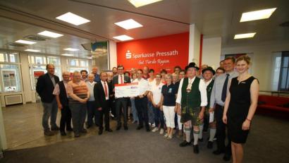 Bild: bjp
15 Vereine und Institutionen aus den drei Kommunen der Verwaltungsgemeinschaft Pressath wurden von den Vereinigten Sparkassen mit insgesamt 10.000 Euro Spenden bedacht.