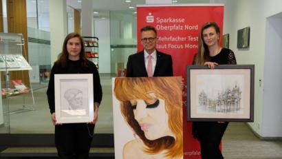 Bild: OKV Weiden
Selina Wirner, stellvertretendes Vorstandsmitglied Alexander Brittinger (mit einem Selbstportrait der Künstlerin Nicole Y. Matschiner) sowie Katharina Hirsch eröffnen die Ausstellung.