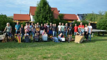 Bild: jr
Das ganze Dorf Themenreuth ist mit dabei, wenn die Dorfgemeinschaft am Sonntag, 11. August sein traditionelles Dorffest veranstaltet. Höhepunkt ist das fünfte Seifenkistenrennen, das im Rahmen des gemeindlichen Ferienprogramms stattfindet. Organisationsleiterin Christina Weiß (6. von rechts) und Bürgermeister Johann Burger (3. von rechts) freuen sich auf viele Teilnehmer. Einfach am Sonntag nach Themenreuth kommen, sich anmelden und mitmachen.