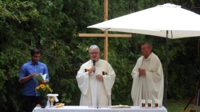Bild: soj
Drei Geistliche gestalteten den Gottesdienst im Freien: (von rechts) Kolpingdiözesanpräses Karl-Dieter Schmidt, Kolpingbezirkspräses Pfarrer Franz Baumgartner und der Pfarrer aus Ebnath, Pater Anish George.
