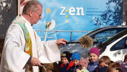Bild: sön
Alljährlich segnete Pater Hermann Sturm bei einem Franziskus-Gottesdienst in Ensdorf die Kinder mit ihren Tieren und auch Kuscheltieren aus Plüsch.