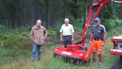Bild: Gemeinde Kulmain/exb
Mit Wolfgang Schödel vom Bund Naturschutz stimmen Bürgermeister Günter Kopp und Fahrzeugführer Otto Schroll (von links) ab, wie die Bankette und Straßengräben gemäht werden können, um möglichst viele Blühpflanzen zu erhalten und so einen Beitrag zur Artenvielfalt zu leisten.