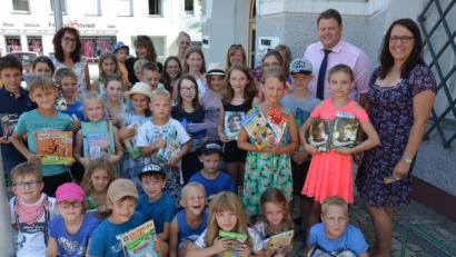 Bild: jr
58 Anmeldungen für den Sommerferienleseclub wurden gleich zum Auftakt registriert. Darüber freuten sich Büchereileiterin Viola Rieß (hinten links) sowie (von rechts) Sandra Schug und Stefan Grillmeier.