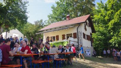 Bild: ads
Hoch oben am Johannisberg feiert die Amberger Bergwacht an diesem Wochenende ihr Hüttenfest in Freudenberg.
