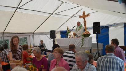 Bild: fz
Pfarrer Alfons Forster zelebriert im Festzelt den Gottesdienst zum Auftakt des Waldfestes.