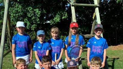 Bild: exb
Die Kinder des Jahrgangs 2009 erspielten sich in ihrer Gruppe einen dritten Tabellenplatz. Mit zwei Siegen und zwei Niederlagen konnte Mannschaftsführerin Sofie Gibalova mit ihrer Mannschaft zufrieden sein.