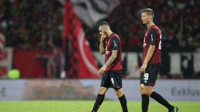 Bild: agentur_dpa
Nicht nur bei Patrick Erras (rechts) und Mikael Ishak war die Ernüchterung nach der herben 0:4-Klatsche des 1. FC Nürnberg gegen den Hamburger SV groß.