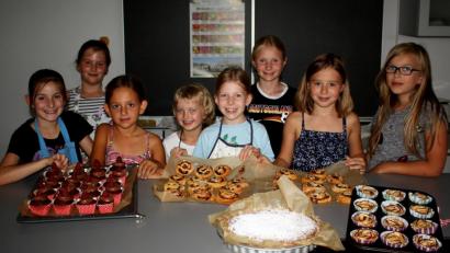 Bild: zer
Was eine Streuobstwiese ist und was sich aus den Früchten für leckere Backwaren zaubern lassen, erfuhren die Kinder im Ferienprogramm des Obst- und Gartenbauvereins Pirk.