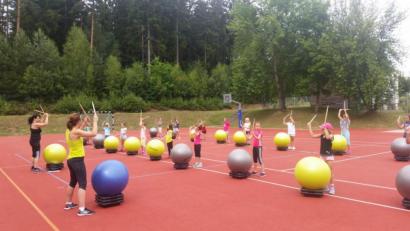 Bild: öt
Unter der Leitung von Beate Schmucker (vorne von links) und Sonja Kolditz starteten die Kinder mit einem Trommelwirbel das von Jugendbeauftragter Alexandra Mark-Sischka organisierte Neusorger Ferienprogramm.