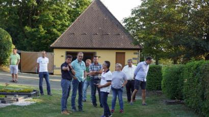 Bild: mmj
Wie fügt sich am besten eine Anlage für Urnengräber in den Friedhof ein? Zur Klärung dieser Frage verschafften sich Bürgermeister Gerald Reiter (Dritter von links) und die Gemeinderäte ein Bild.