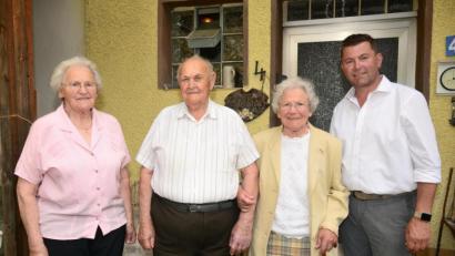 Bild: bey
Ludwig Gillitzer feierte mit seinen Schwestern Maria Karl (links) und Elisabeth Rappl (Zweite von links) Geburtstag. Bürgermeister Rainer Rewitzer überbrachte dem rüstigen Jubilar die Glückwünsche der Stadt Pleystein.