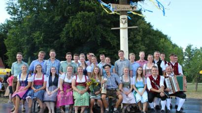 Bild: sis
Die Kirwapaare nach dem Austanzen mit dem Oberkirwapaar (Mitte) und der Kapelle „In oiner Dur“ (rechts).