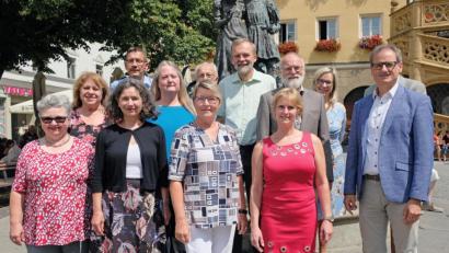 Bild: Susanne Schwab, Stadt Amberg/exb
Die neuen Gästeführer der Stadt Amberg mit Kulturreferent Wolfgang Dersch (rechts) und ihren Ausbildern sowie Betreuern.