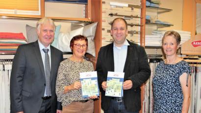 Bild: stg
Elmar Högl (links) und Ehefrau Regina (rechts) überreichten jeweils eine Spende in Höhe von 400 Euro an „Lichtblicke“-Schirmherrin Edith Lippert und Kinderdorf-Leiter Holger Hassel.