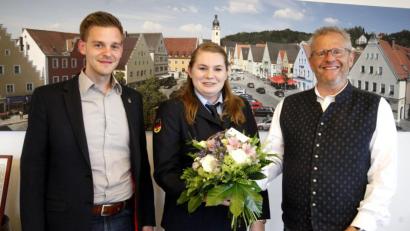 Bild: Hirsch
Oberbürgermeister Andreas Feller (rechts) und Ordnungsamtsleiter Stefan Schamberger (links) bedankten sich bei Denise Ackermann (Mitte) mit einem Blumenstrauß.